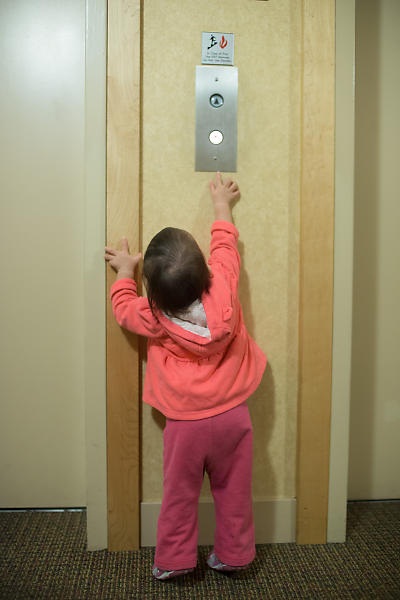 Dạy trẻ nguyên tắc an toàn khi đi thang cuốn, thang máy